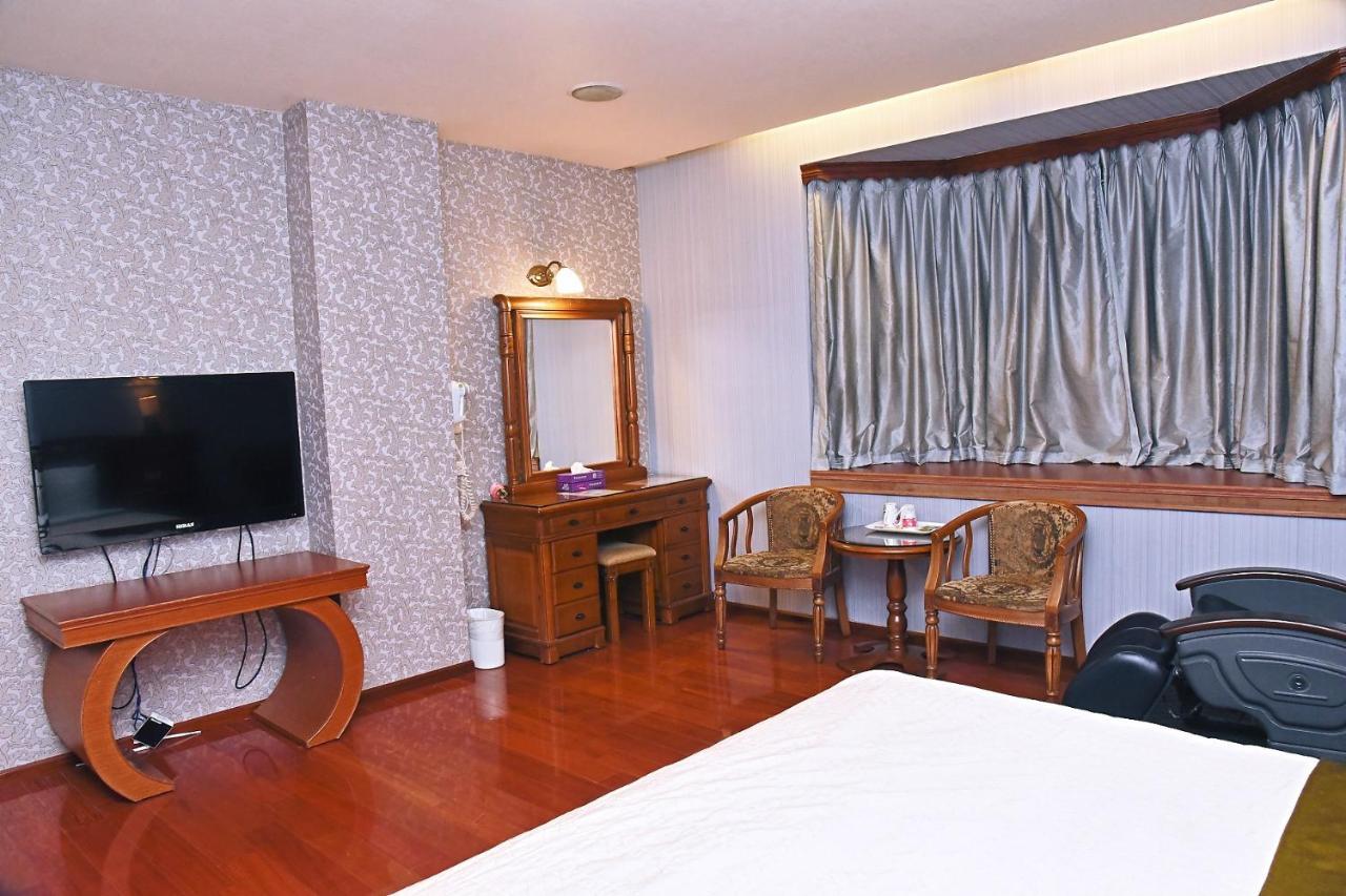England Business Motel Yilan Bagian luar foto